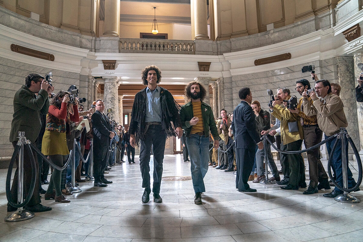 THE TRIAL OF THE CHICAGO 7 (L to R) SACHA BARON COHEN as Abbie Hoffman, JEREMY STRONG as Jerry Rubin in THE TRIAL OF THE CHICAGO 7. Cr. NIKO TAVERNISE/NETFLIX © 2020