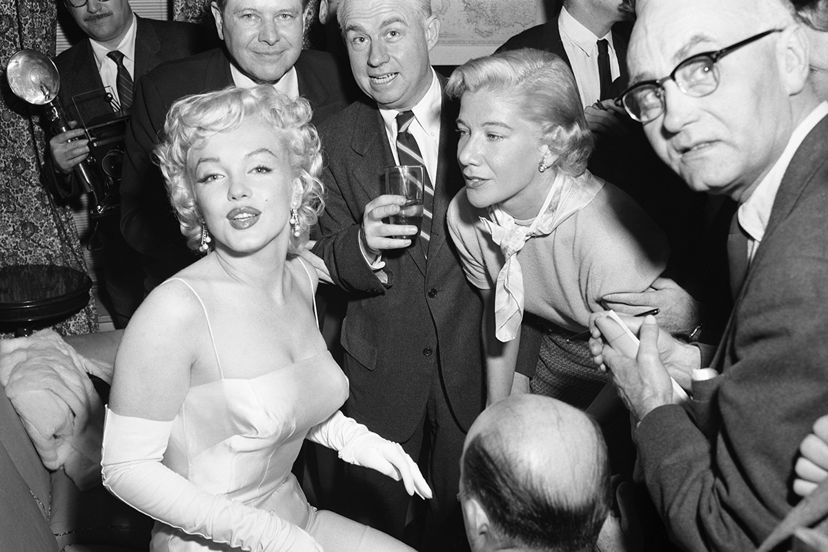 Marilyn Monroe surrounded by photographers