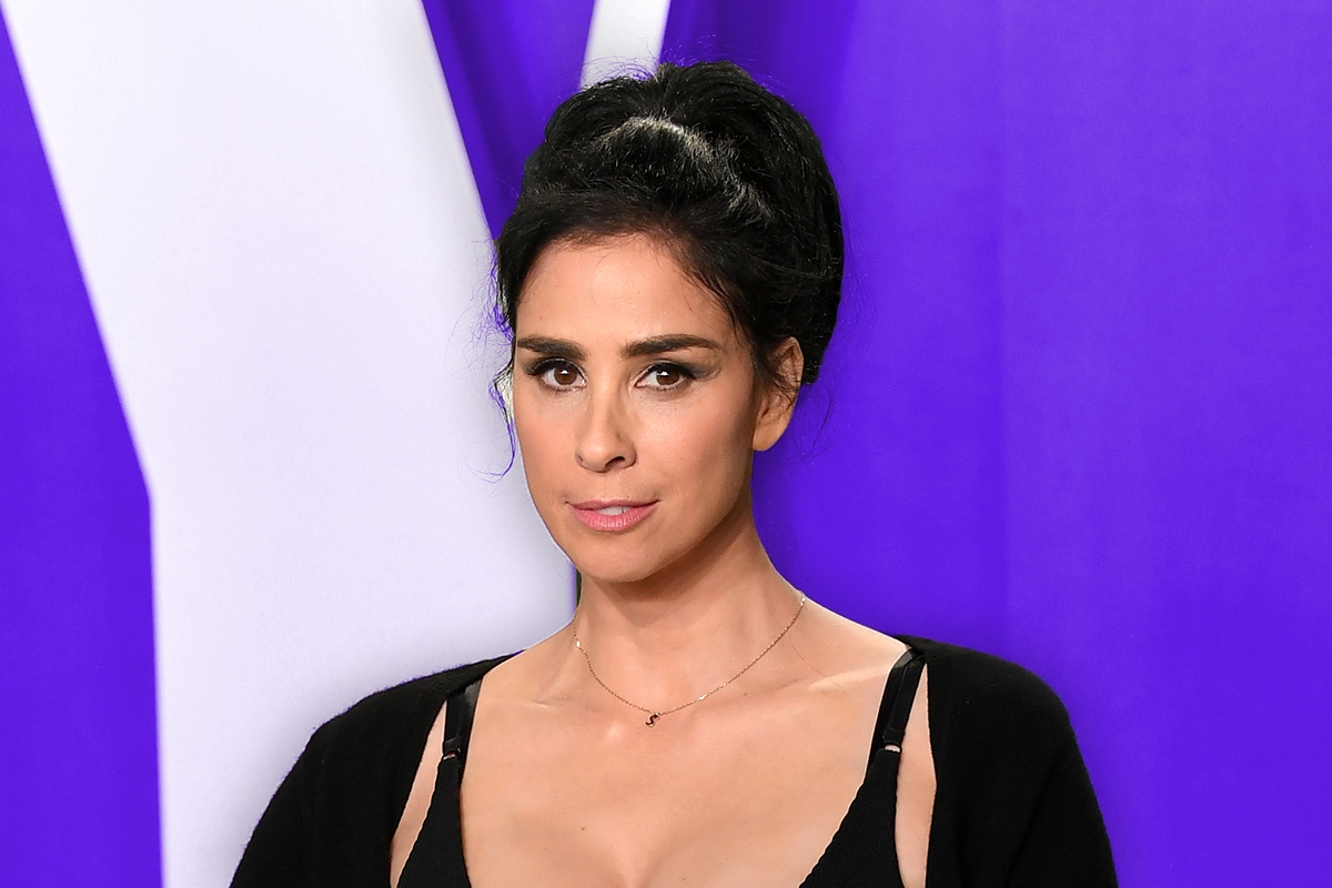 BEVERLY HILLS, CALIFORNIA - FEBRUARY 09: Sarah Silverman attends the 2020 Vanity Fair Oscar Party hosted by Radhika Jones at Wallis Annenberg Center for the Performing Arts on February 09, 2020 in Beverly Hills, California. (