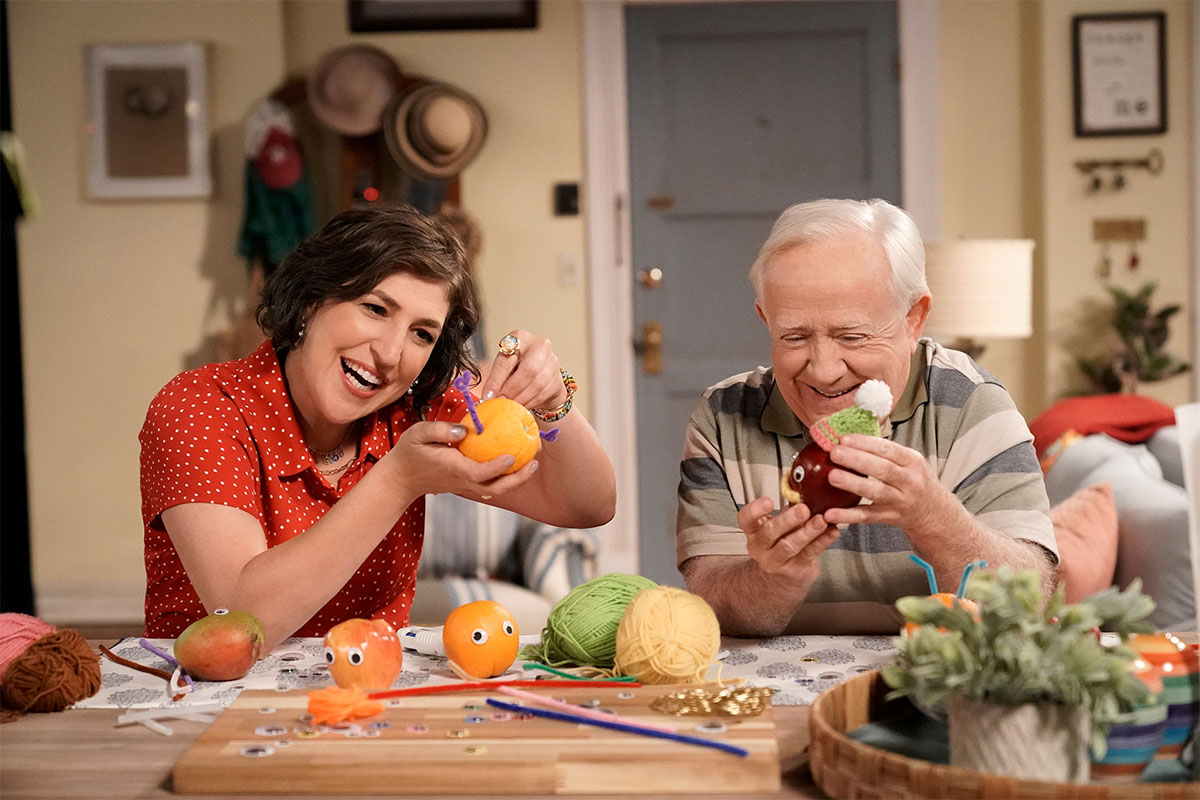 CALL ME KAT: L-R: Mayim Bialik and Leslie Jordan. CALL ME KAT will have a special series premiere Sunday, Jan. 3 (8:00-8:31 PM ET/PT), following the NFL ON FOX doubleheader. The series then makes its time period premiere Thursday, Jan. 7 (9:00-9:30 PM ET/PT) on FOX.
