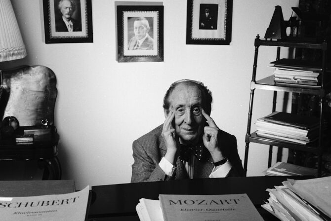 Classical pianist and composer Vladimir Horowitz photographed in his Manhattan home, September 19, 1988.