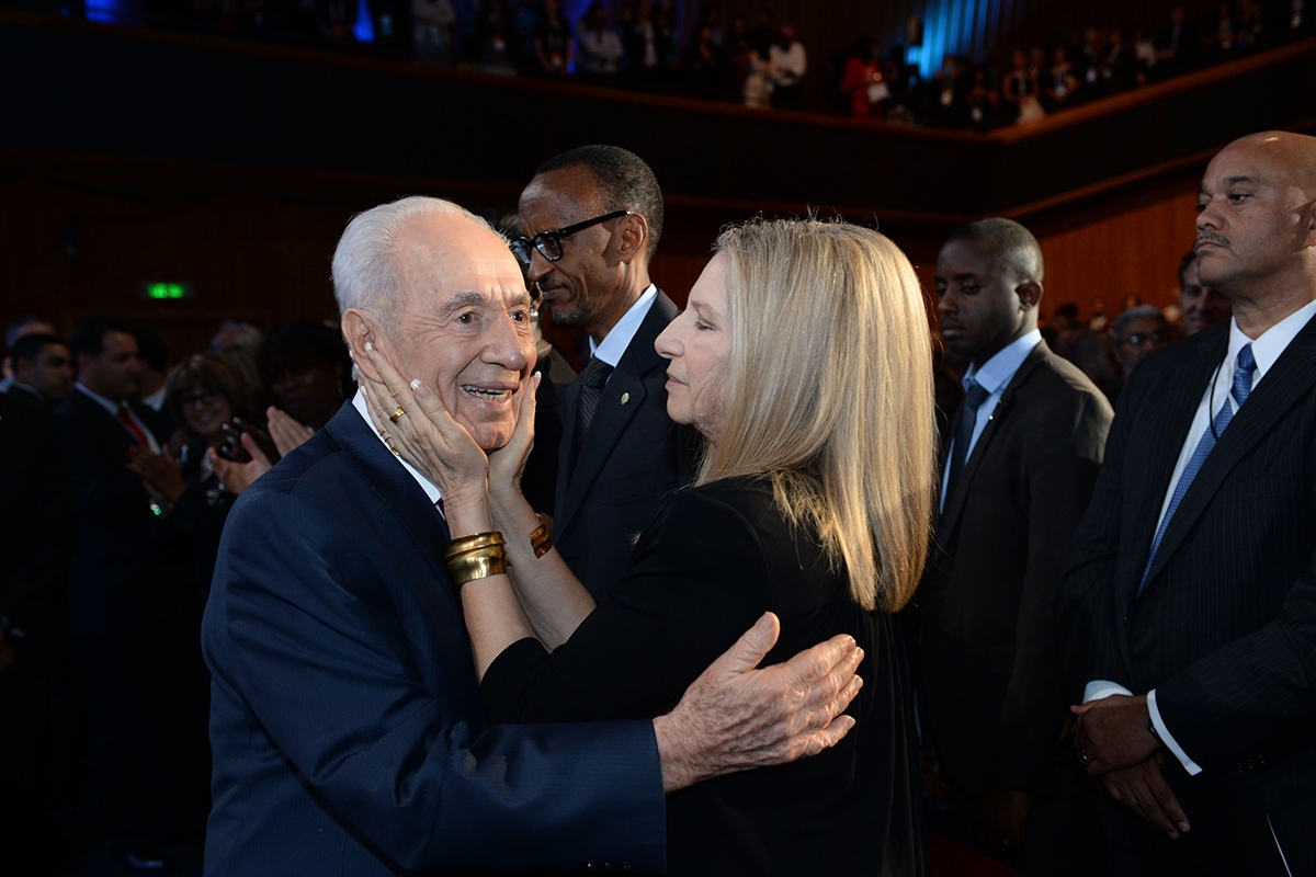 JERUSALEM, ISRAEL - JUNE 18: (ISRAEL OUT) (L -R) Singer Barbra Streisand hugs Israeli President Shimon Peres attend Peres' 90th birthday gala June 18, 2013 in Jerusalem, Israel. The celebration also marks the start of the Israeli Presidential Conference, a gathering of global figures in Jerusalem.