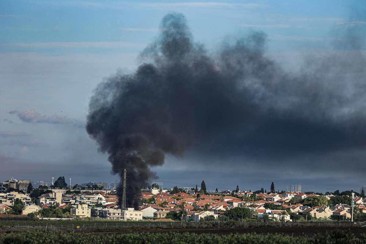 07 October 2023, Israel, Mazkeret Batya: Smoke billows from Israel following a rocket attake from Gaza City. Palestinian militants in the Gaza Strip unexpectedly fired dozens of rockets at targets in Israel early on Saturday, setting off warning sirens in several cities across the country, the army said. Photo: Ilia Yefimovich/dpa