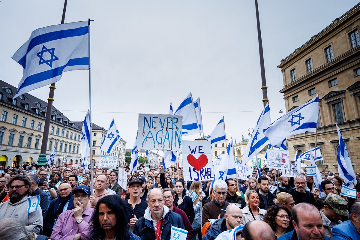 09 October 2023, Bavaria, Munich: Numerous participants hold their signs with inscriptions such as "Never again" or "We love Israel" as well as Israeli flags at a solidarity rally for Israel on Odeonsplatz. Photo: Matthias Balk/dpa